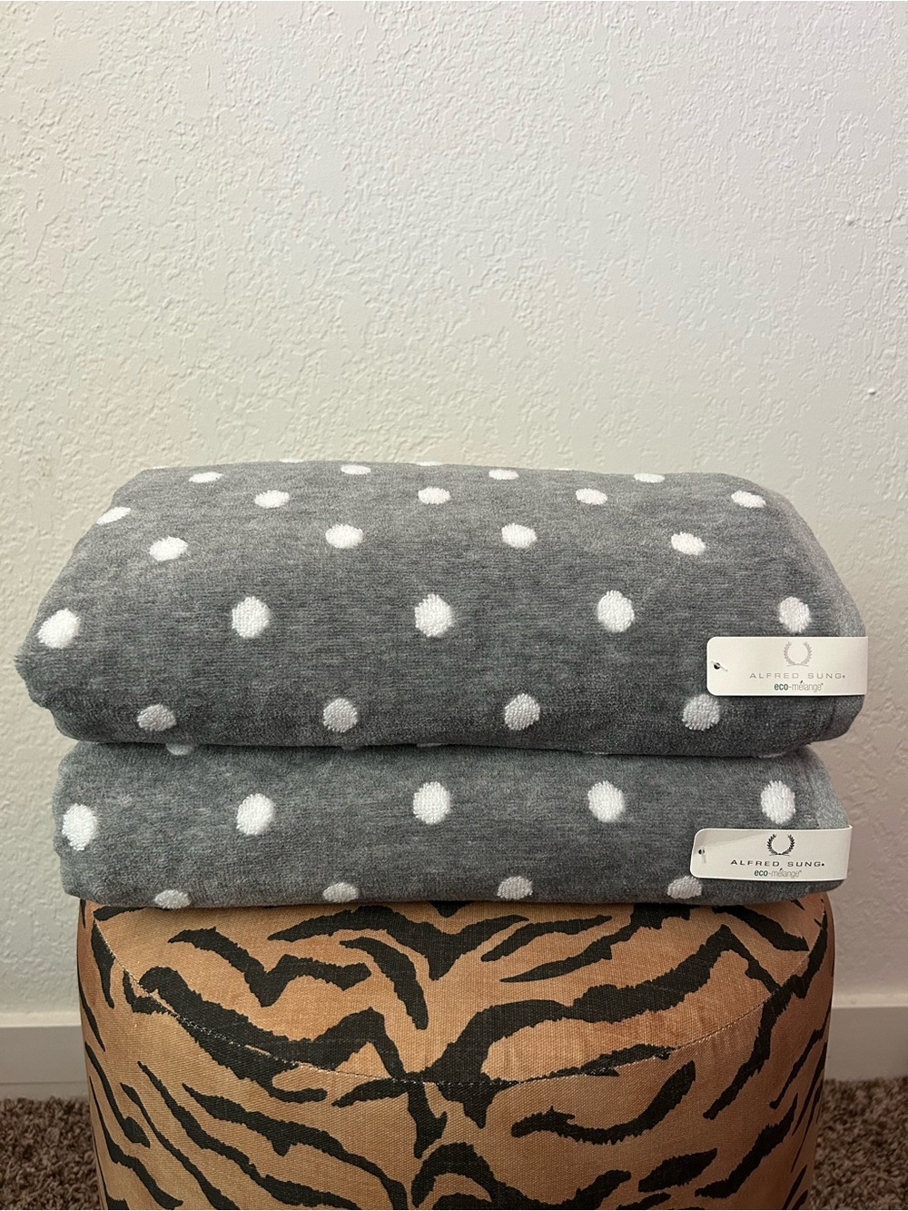 NEW Alfred Sung Set of 2 Reversible Gray & White Polka Dot Bath Towels
